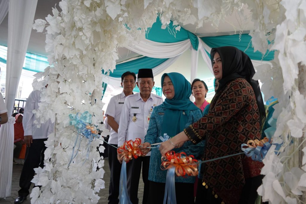 satoenews.com, Jambi - Wakil Gubernur Jambi Drs. H. Albdullah Sani, M.Pd.I membuka Pasar Murah Ramadhan 1446 H yang diselenggarakan oleh Tim Penggerak Pembinaan Kesejahteraan Keluarga (TP-PKK) Provinsi Jambi yang bertujuan untuk membantu warga setempat mendapatkan kebutuhan bahan pokok (sembako) dengan harga yang terjangkau, bertempat di Halaman Kantor TP-PKK Provinsi Jambi, Rabu (05/03/2025) pagi. 