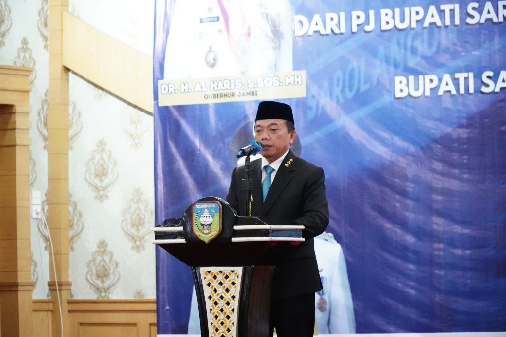 satoenews.com, Sarolangun - Gubernur Jambi, Dr. H. Al Haris, S.Sos, MH menghadiri Serah Terima Jabatan (Sertijab) Bupati dan Wakil Bupati Sarolangun periode 2025–2030, di Graha kantor Bupati Sarolangun, Selasa (4/3/2025).