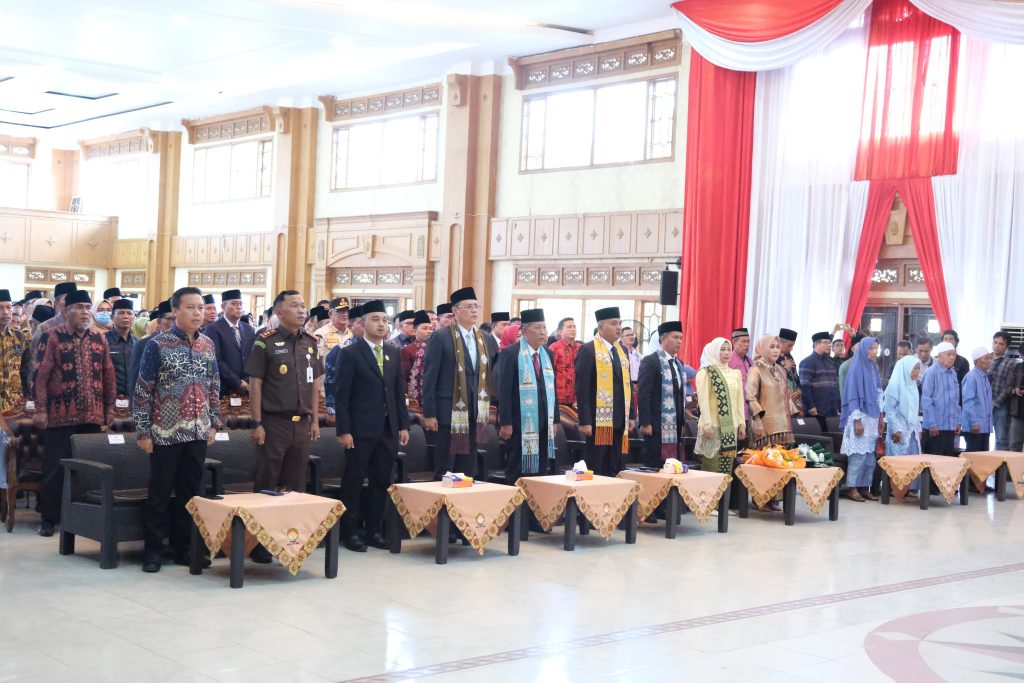 satoenews.com, Tebo - Wakil Gubernur Jambi Drs. H. Abdullah Sani, M.Pd.I menghadiri serah terima jabatan Bupati Dan Wakil Bupati Kabupaten Tebo periode 2025-2030, bertempat di Aula Kantor Bupati Kabupaten Tebo, Kamis, (06/03/2025).