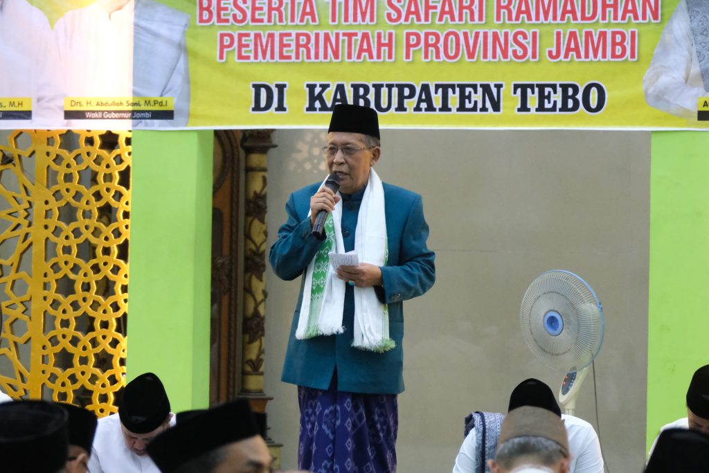 satoenews.com, Tebo - Wakil Gubernur Jambi Drs. H. Abdullah Sani, M.Pd.I menyampaikan bahwa momen Ramadhan ini harus bisa dioptimalkan sebaik mungkin, tidak hanya untuk menghadirkan perubahan secara pribadi, melainkan juga dalam kehidupan sosial. Hal tersebut disampaikannya saat melakukan Safari Ramadhan di Masjid Agung Al Ittihad Kabupaten Tebo, Kamis (06/03/2025) malam.