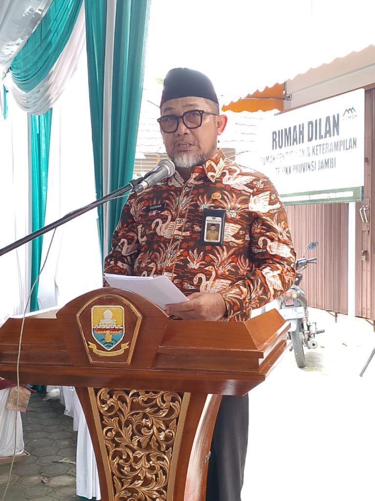 satoenews.com, Jambi - Sekretaris Daerah (Sekda) Provinsi Jambi Dr. H. Sudirman, SH, MH mengemukakan, Bazar Ramadhan yang diselenggarakan oleh Tim Penggerak Pemberdayaan dan Kesejahteraan Keluarga (TP-PKK) Provinsi Jambi dapat meringankan beban masyarakat dalam menghadapi bulan suci Ramadhan dan Idul Fitri, karena disini harga jual lebih murah dan terjangkau. Hal tersebut dikemukakannya saat Penutupan Pasar Murah Ramadhan 1446 H Tim Penggerak Pemberdayaan dan Kesejahteraan Keluarga (TP-PKK) Provinsi Jambi, bertempat di Halaman Kantor TP-PKK Provinsi Jambi, Jum’at (07/03/2025).